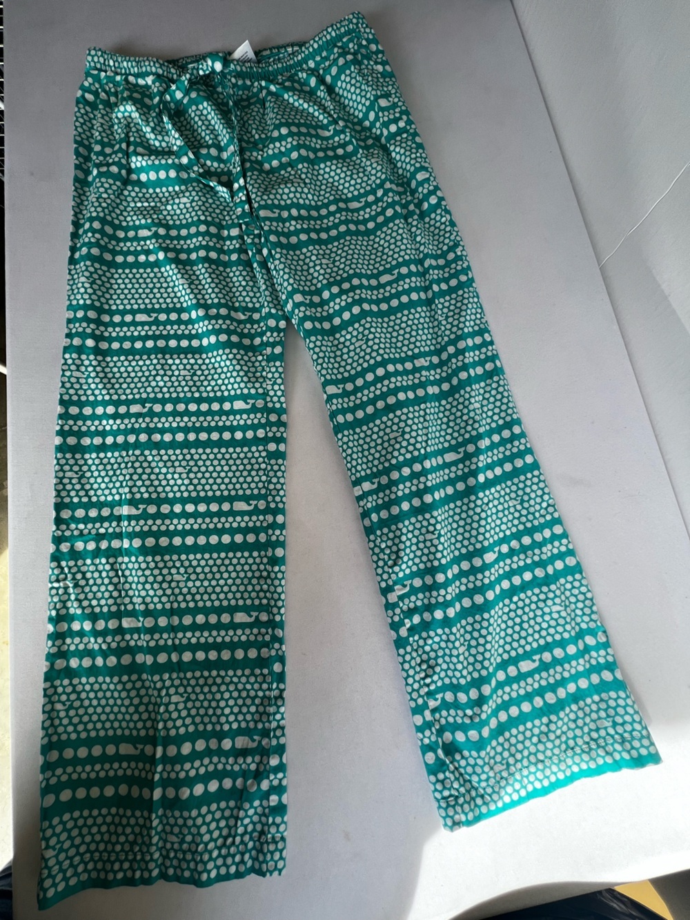 VINEYARD VINES LOUNGE COTTON PANTS IN TEAL & WHITE PATTERNED POLKA DOTS
SMALL